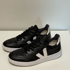 Veja Men's Black and White Sneakers